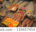 新鮮的時令劍尖魷魚（劍尖魷魚）擺放在日本的魚店和市場裡，旁邊還有手寫的促銷展示牌和價格標籤。 139457454