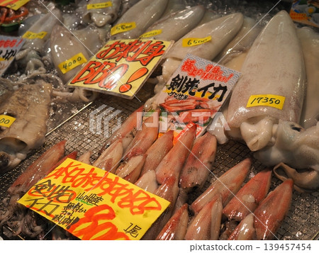 Fresh, seasonal swordtip squid (kensaki squid) lined up in Japanese fish shops and markets, along with handwritten POP displays and price tags. Fresh, seasonal swordtip squid (kensaki squid) lined up in Japanese fish shops and markets, along with handwritten POP displays and price tags. 139457454