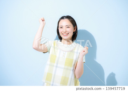 職業婦女(如育兒工作者、護理員和母親)面帶微笑,擺出積極向上的姿勢,直視鏡頭——這是一幅關於工作變動和招募的畫面。 職業婦女(如育兒工作者、護理員和母親)面帶微笑,擺出積極向上的姿勢,直視鏡頭——這是一幅關於工作變動和招募的畫面。 139457719
