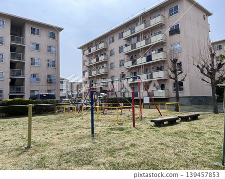 日式住宅區和公園景色 - 安靜住宅區的遊樂場 日式住宅區和公園景色 - 安靜住宅區的遊樂場 139457853