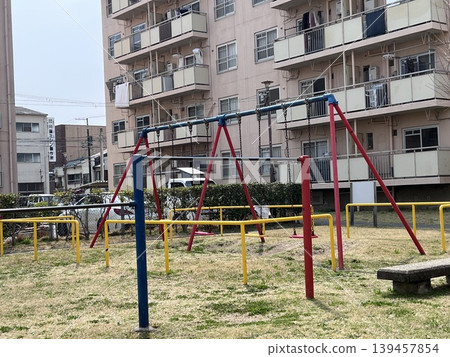 日式住宅區和公園景色 - 安靜住宅區的遊樂場 日式住宅區和公園景色 - 安靜住宅區的遊樂場 139457854