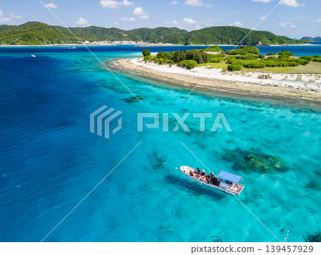 Drone footage of Agenashiki Island, an uninhabited island off Zamami Island. Akajima, Kerama Islands, Shimajiri District, Okinawa Prefecture 2025 139457929