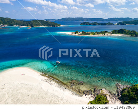 無人機拍攝的卡比島（Kabi Island）畫面，該島是座間味島（Zamami Island）附近的無人島。地址：沖繩縣島尻郡慶良間群島赤島（Aka Island, Kerama Islands, Shimajiri County, Okinawa 2025） 139458069