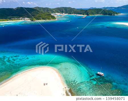 Drone footage of Kabi Island, an uninhabited island off Zamami Island. Aka Island, Kerama Islands, Shimajiri District, Okinawa Prefecture 2025 139458071