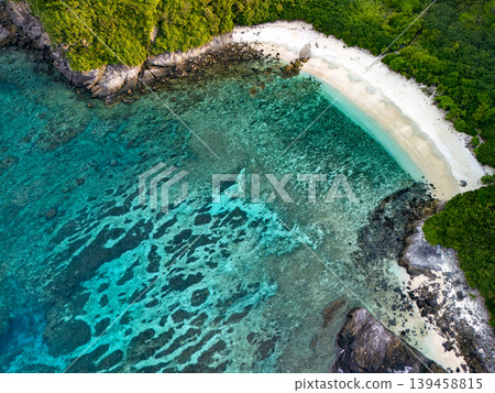 無人機拍攝的沖繩縣島尻郡慶良間群島赤島日津石海灘景色。 2025 無人機拍攝的沖繩縣島尻郡慶良間群島赤島日津石海灘景色。 2025 139458815