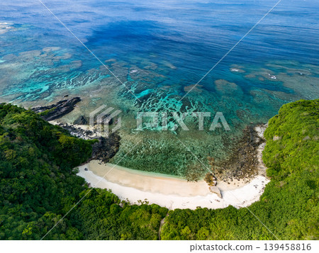 無人機拍攝的沖繩縣島尻郡慶良間群島赤島日津石海灘景色。 2025 無人機拍攝的沖繩縣島尻郡慶良間群島赤島日津石海灘景色。 2025 139458816