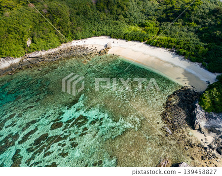 無人機拍攝的沖繩縣島尻郡慶良間群島赤島日津石海灘景色。 2025 無人機拍攝的沖繩縣島尻郡慶良間群島赤島日津石海灘景色。 2025 139458827