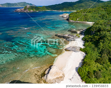 無人機拍攝的沖繩縣島尻郡慶良間群島赤島日津石海灘景色。 2025 139458833