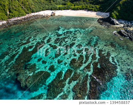 無人機拍攝的沖繩縣島尻郡慶良間群島赤島日津石海灘景色。 2025 139458837