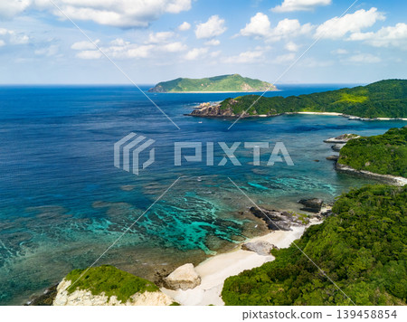 無人機拍攝的沖繩縣島尻郡慶良間群島赤島日津石海灘景色。 2025 無人機拍攝的沖繩縣島尻郡慶良間群島赤島日津石海灘景色。 2025 139458854
