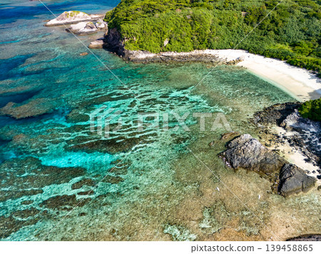 無人機拍攝的沖繩縣島尻郡慶良間群島赤島日津石海灘景色。 2025 139458865
