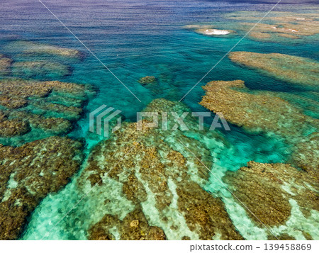 無人機拍攝的沖繩縣島尻郡慶良間群島赤島日津石海灘景色。 2025 139458869