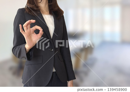 一位身穿西裝的女士比出「OK」手勢。 139458900