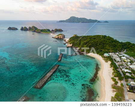 阿嘉島沙洲 Sakubaru no Hana 的無人機鏡頭。沖繩縣島尻郡慶良間群島阿嘉島 2025 阿嘉島沙洲 Sakubaru no Hana 的無人機鏡頭。沖繩縣島尻郡慶良間群島阿嘉島 2025 139459223
