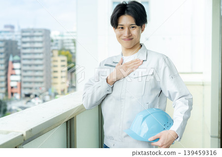 一名男性工人正在檢查設備。 一名男性工人正在檢查設備。 139459316