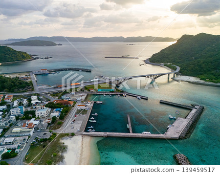 沖繩縣島尻郡慶良間群島赤島前濱海灘(米努海灘)的無人機空拍畫面。 2025 沖繩縣島尻郡慶良間群島赤島前濱海灘(米努海灘)的無人機空拍畫面。 2025 139459517