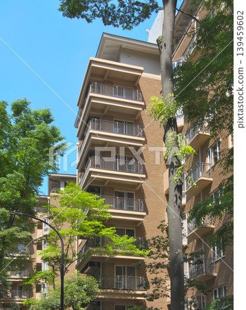 A lush, upscale apartment building in Hiroo: Urban landscape (May 2026) A lush, upscale apartment building in Hiroo: Urban landscape (May 2026) 139459602