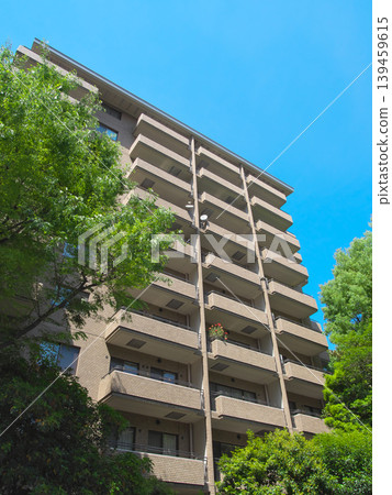 A lush, upscale apartment building in Hiroo: Urban landscape (May 2026) A lush, upscale apartment building in Hiroo: Urban landscape (May 2026) 139459615