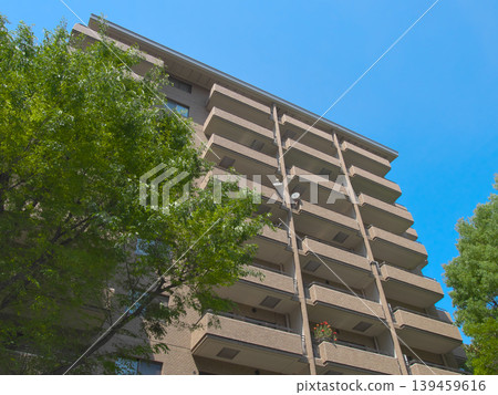 A lush, upscale apartment building in Hiroo: Urban landscape (May 2026) A lush, upscale apartment building in Hiroo: Urban landscape (May 2026) 139459616