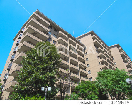 A lush, upscale apartment building in Hiroo: Urban landscape (May 2026) A lush, upscale apartment building in Hiroo: Urban landscape (May 2026) 139459619