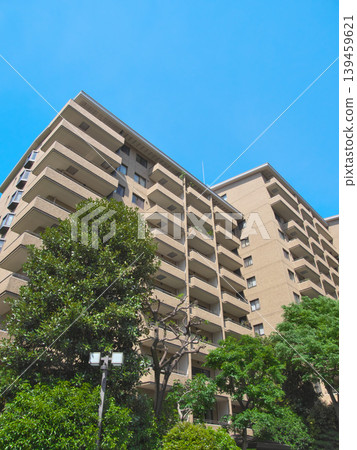 A lush, upscale apartment building in Hiroo: Urban landscape (May 2026) A lush, upscale apartment building in Hiroo: Urban landscape (May 2026) 139459621