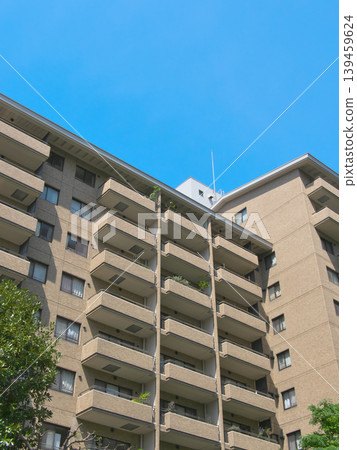 A lush, upscale apartment building in Hiroo: Urban landscape (May 2026) A lush, upscale apartment building in Hiroo: Urban landscape (May 2026) 139459624