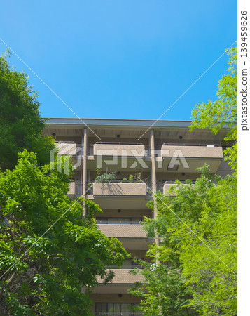 A lush, upscale apartment building in Hiroo: Urban landscape (May 2026) A lush, upscale apartment building in Hiroo: Urban landscape (May 2026) 139459626