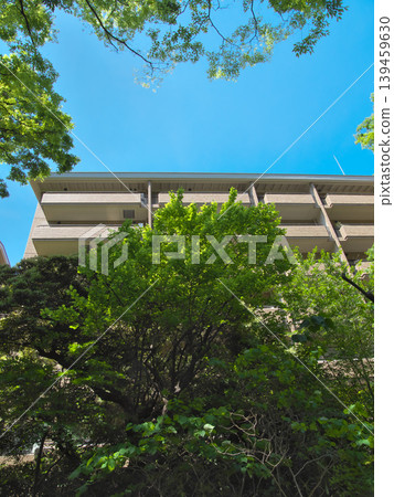A lush, upscale apartment building in Hiroo: Urban landscape (May 2026) A lush, upscale apartment building in Hiroo: Urban landscape (May 2026) 139459630