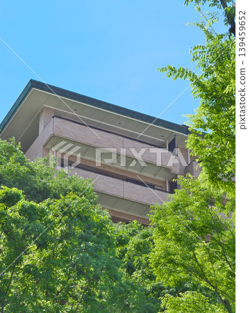 A lush, upscale apartment building in Hiroo: Urban landscape (May 2026) A lush, upscale apartment building in Hiroo: Urban landscape (May 2026) 139459652