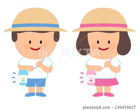 圖:一個孩子拿著一個水瓶 圖:一個孩子拿著一個水瓶 139459827