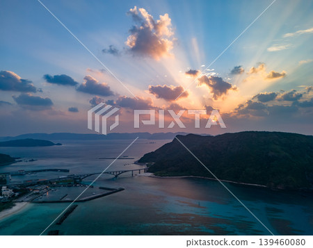 2025年，從赤島天城展望台拍攝的日出無人機影像。赤島，慶良間群島，島尻郡，沖繩縣，2025年。 139460080