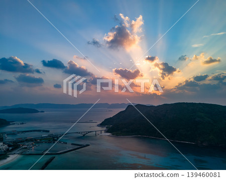2025年,從赤島天城展望台拍攝的日出無人機影像。赤島,慶良間群島,島尻郡,沖繩縣,2025年。 2025年,從赤島天城展望台拍攝的日出無人機影像。赤島,慶良間群島,島尻郡,沖繩縣,2025年。 139460081