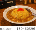 正宗的天津飯，配上濃稠鮮美的醬汁，令人食慾大增，上面還放著蓬鬆的雞蛋和色彩繽紛的醃薑。 139460396