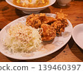 外酥裡嫩，這道經典套餐包含炸雞和一份高麗菜。 139460397