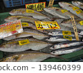 在和歌山縣白濱熱鬧的生鮮魚市場，您可以買到新鮮的琥珀魚和飛魚，並可享受全方位的烹飪服務。 139460399