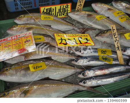 Fresh amberjack and flying fish at the lively fresh fish market in Shirahama, Wakayama, with a full range of cooking services available. Fresh amberjack and flying fish at the lively fresh fish market in Shirahama, Wakayama, with a full range of cooking services available. 139460399