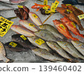南紀白濱「Toretore Market」的鮮魚區熱鬧非凡，陳列著各種當地魚類，如絲鰭鯛和石斑魚。 139460402