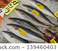 和歌山縣白濱市渡渡利市場的新鮮琥珀魚；鮮魚區陳列著琳瑯滿目的當地魚類。 139460403