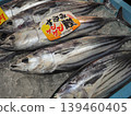 和歌山品牌「Susami Kenken Bonito」—當季最新鮮的第一批鰹魚，在南紀白濱的 Toretore 市場出售。 139460405