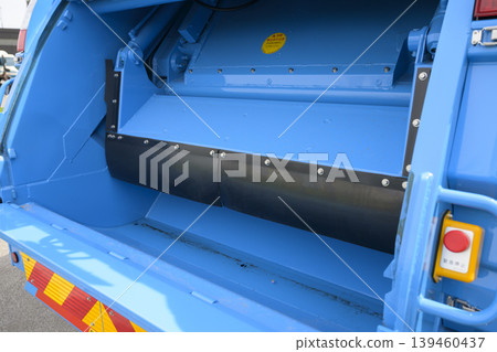 Garbage truck 139460437