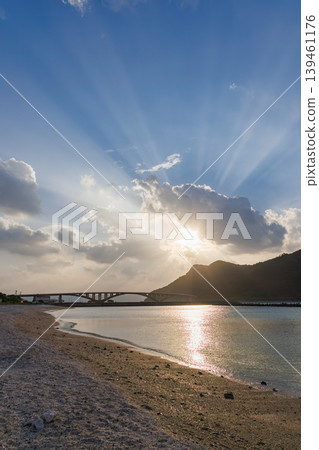 從赤島天城展望台眺望慶良間島的日出。赤島,慶良間群島,島尻郡,沖繩縣,2025年 從赤島天城展望台眺望慶良間島的日出。赤島,慶良間群島,島尻郡,沖繩縣,2025年 139461176