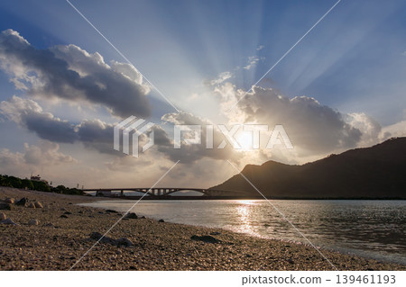從赤島天城展望台眺望慶良間島的日出。赤島,慶良間群島,島尻郡,沖繩縣,2025年 從赤島天城展望台眺望慶良間島的日出。赤島,慶良間群島,島尻郡,沖繩縣,2025年 139461193