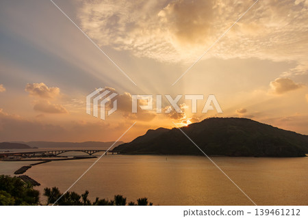 從赤島天城展望台眺望慶良間島的日出。赤島,慶良間群島,島尻郡,沖繩縣,2025年 從赤島天城展望台眺望慶良間島的日出。赤島,慶良間群島,島尻郡,沖繩縣,2025年 139461212