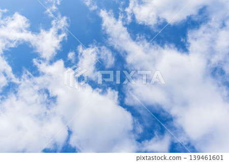 The beginning of spring: a clear blue sky and spreading clouds (25) 139461601