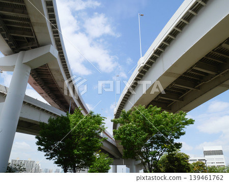 Metropolitan Expressway viewed from below | Ariake 139461762