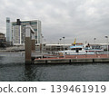 一艘船停泊在千葉縣附近的海邊。 139461919