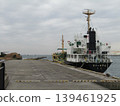 一艘船停泊在千葉縣附近的海邊。 139461925