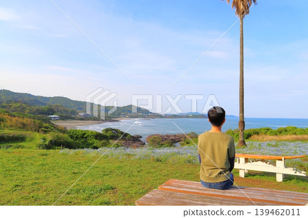 一個男孩站在一片粉蝶花田中 一個男孩站在一片粉蝶花田中 139462011