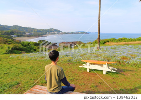 一個男孩站在一片粉蝶花田中 一個男孩站在一片粉蝶花田中 139462012