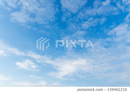 寒冷的冬日清晨：晴空萬裡，雲彩變幻莫測 01 139462216